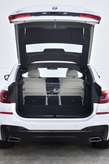 Le volume de coffre de la Série 6 GT a gagné 110 litres par rapport à sa devancière. Il varie de 610 l (en cinq places) à 1 800 litres (en deux places).