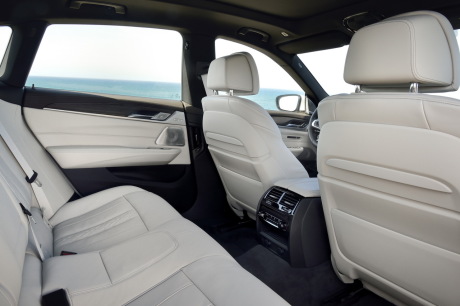 La cellule arrière, c'est l'un des critères d'achat de la 6 GT. L'endroit est vaste, l'assise longue ajoute du confort et les grandes vitres font entrer la lumière. Une vraie classe Business, mais la banquette perd sa fonction coulissante vue dans la 5 GT.