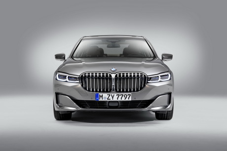 BMW S̮̩̉̉rie 7 restyl̮̩̉̉e 2019 vue de face grise en studio sur fond blanc