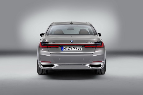 BMW SÃÆÃâÃâérie 7 (2019) restylÃÆÃâÃâée vue arriÃÆÃâÃâŠÃ¡re grise en studio sur fond blanc