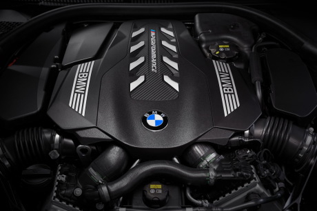 nouvelle BMW Série 8 M850i xDRive M Performance bleu vue du moteur V8 de 530 ch