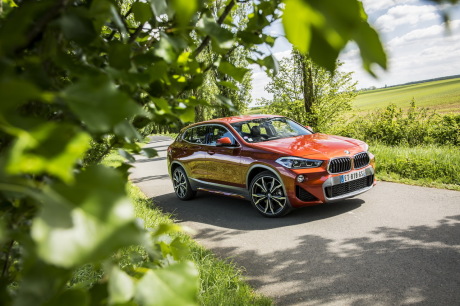 BMW X2 2018 M Sport orange statique avant droit