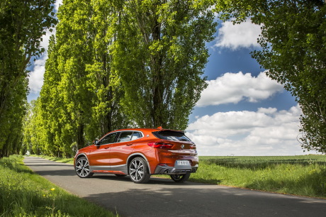 BMW X2 2018 M Sport orange arrière gauche