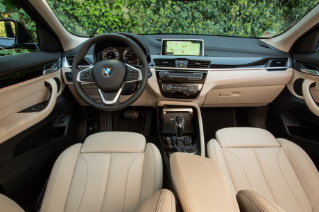 Le BMW X2 Lounge Plus est ici ̮̩quip̮̩ de la sellerie cuir Dakota (1 750 âââ¬Å¡Ã¬). Ambiance lumineuse dans cette configuration, finition impeccable et mat̮̩riaux soign̮̩s.
