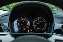 Les compteurs traditionnels du BMW X2 sont compl̮̩t̮̩s, en bas, par le petit ̮̩cran de l'ordinateur de bord. L'ensemble est bien lisible.