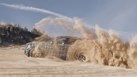 BMW X5 2018 camouflage vue de profil dans le sable
