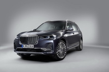 BMW X7 (2019) vue avant en studio sur fond blanc