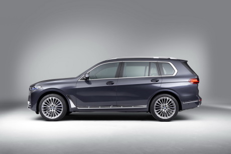 BMW X7 vue de profil couleur Gris Artic fond studio photo cyclo