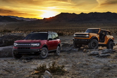 Outre le Bronco, Ford va lancer le Bronco Sport (ici en rouge). Il s'agira d'un modèle SUV à la vocation moins baroudeuse.