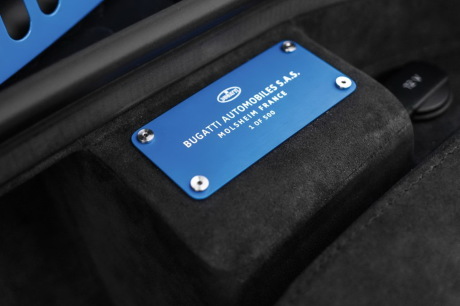 Bugatti Chiron bleue RM Sotheby's plaque numérotée