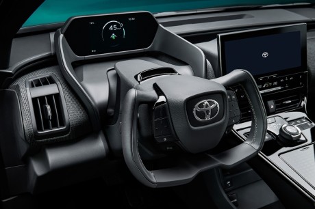 Toyota bZ4X volant cockpit