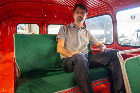 Cette 2CV Fourgonnette possÃÃ ¡de une rare banquette arriÃÃ ¡re. Elle dispose donc de quatre places.