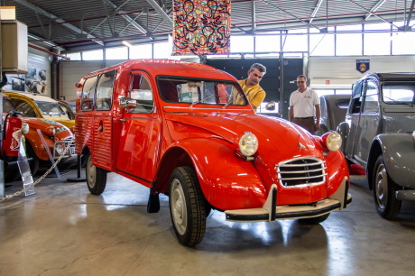 Citroën restaure une 2CV Fourgonnette pour le Mondial !