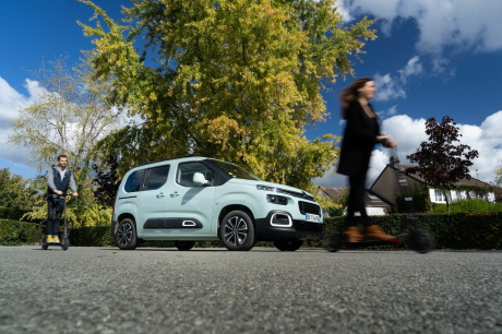 Citroën Berlingo M Shine bleu statique avant avec trotinettes