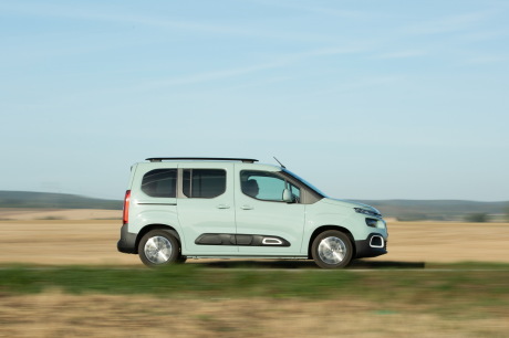 Citroën Berlingo M Shine bleu filé droit