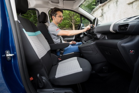 Organis̮̩e sur deux ̮̩tages, la planche de bord du Berlingo est moderne et pratique.