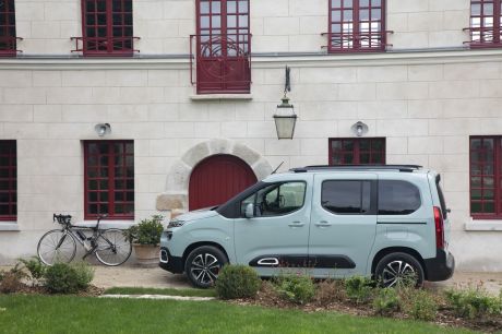 Le Citroën Berlingo affiche un style un peu plus personnel que son prédécesseur et se distingue nettement de ses cousins Peugeot Rifter et Opel Combo Life.