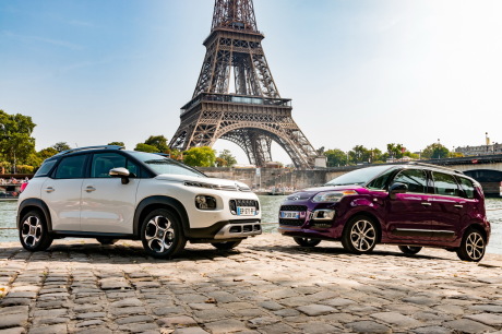 Citroën C3 Aircross blanc et Citroën C3 Picasso violet devant la Tour Eiffel