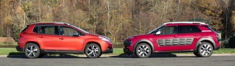 Citroën C4 Cactus Jelly Red Shine Edition 2016 et Peugeot 2008 Crossway orange garés face à face vue de profil