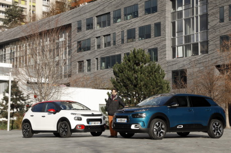 Citroën C4 Cactus 2018 vue avant bleu Citroën C3 blanche et rouge vue avant