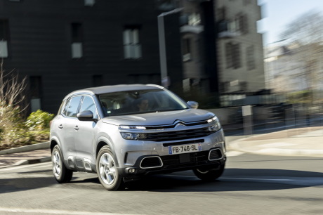 Citro���ën C5 Aircross Live gris action avant droite