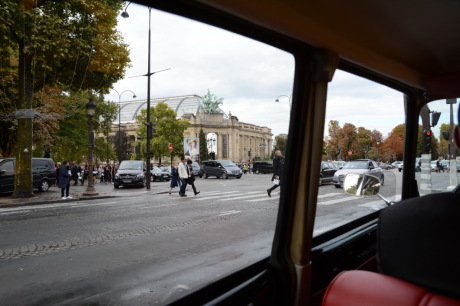 le grand palais depuis la fenetre d'une citroen ds