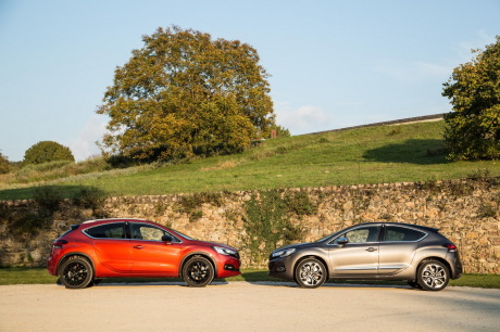 DS4 Crossback 2015 Orange Sport Chic stationnéeface à une DS4 berline grise