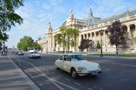 la citroen ds devant le grand palais à paris