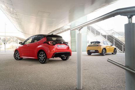 Essai Comparatif La Toyota Yaris Hybride Defie La Peugeot 208