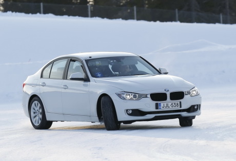BMW Série 3 travers glisse drift neige glace hiver