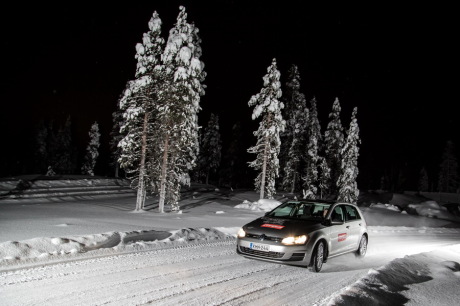 Volkswagen Golf neige test hiver forêt nuit
