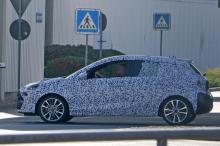 Dessinée et développée par General Motors, la Corsa 6 était prête à être commercialisée. Le rachat d'Opel par PSA au printemps 2017 a obligé le constructeur de repartir de zéro ou presque.