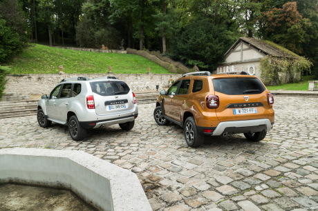 Dacia Duster 2 jaune atacama Dacia Duster 1 gris vue arrière