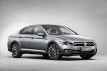 Volkswagen Passat (2019) grise vue avant en studio