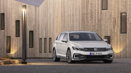 Volkswagen Passat GTE 2019 vue avant blanche