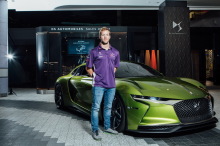 Sam Bird à côté du concept ds e tense
