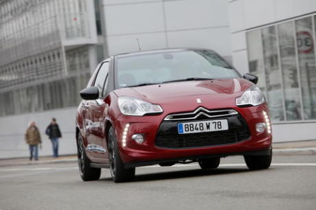 Citroën DS3 2010 vue avant rouge