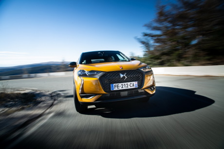 DS3 Crossback Performance Line + jaune travelling de face