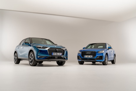 DS3 Crossback bleu millenium Audi Q2 bleu vues avant en studio sur fond blanc