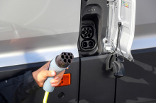 Les prises de recharge se trouvent à l'avant gauche, en lieu et place de la trappe carburant de la version diesel. Les prises de recharge se trouvent à l'avant gauche, en lieu et place de la trappe carburant de la version diesel.