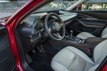Mazda CX-30 салон автомобиля белая кожа