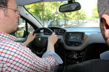 Le prototype Peugeot 2008 Hybrid Air montre sa pleine efficacité en ville, malgré un trafic dense.