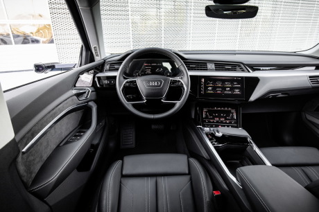Audi e-tron antigua blue planche de bord