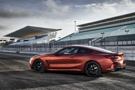 BMW M850i sunset orange statique arriÃÆÃ
¡re gauche