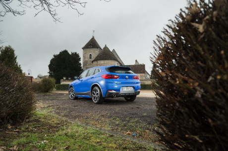 BMW X2 bleu statqiue arrière gauche
