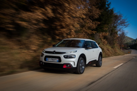Citroen C4 Cactus blanc travelling avant gauche en forêt