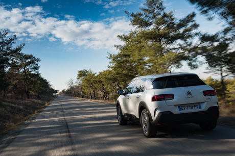 Citroen C4 Cactus blanc travelling arrière gauche