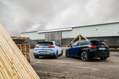Hyundai i30 vs Peugeot 308 GTi statique arrière