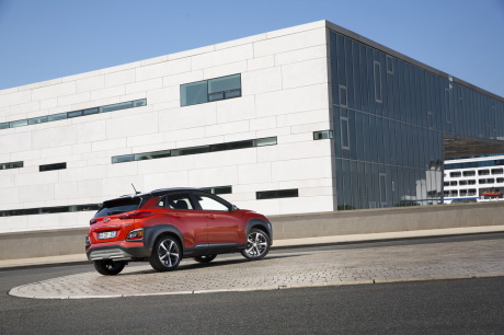 Hyundai Kona orange statique arrière gauche