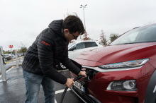 Julien Sarboraria recharge le hyundai kona electric